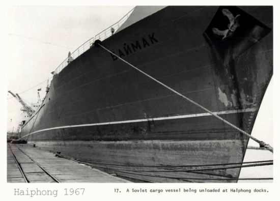 Tàu Liên Xô bốc dỡ hàng hóa tại cảng Hải Phòng, 1967.