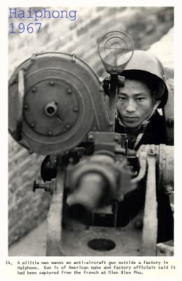 1967. Một dân quân điều khiển khẩu súng phòng không bên ngoài một nhà máy tại Hải Phòng. Khẩu súng này do Mỹ chế tạo và tịch thu được từ người Pháp tại Điện Biên Phủ.