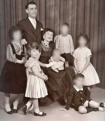 Lilyan và Arden và các con tại New York năm 1961. Ảnh: BBC. 