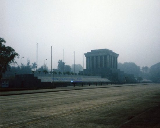 Lăng Chủ tịch Hồ Chí Minh (1986). Lăng Chủ tịch Hồ Chí Minh được chính thức khởi công ngày 2 tháng 9 năm 1973, tại vị trí của lễ đài cũ giữa Quảng trường Ba Đình, nơi bác đã từng chủ trì các cuộc mít tinh lớn. Lăng được khánh thành vào ngày 29 tháng 8 năm 1975.