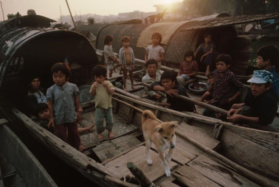 Những bức ảnh của nhiếp ảnh gia David Alan Harvey ở Việt Nam 1989 là vào thời kỳ Đổi Mới – một chương trình cải cách kinh tế và một số mặt xã hội do Đảng Cộng sản Việt Nam khởi xướng vào thập niên 1980. Chính sách Đổi Mới được chính thức thực hiện từ Đại hội đại biểu Đảng Cộng sản Việt Nam lần VI, năm 1986. Đổi Mới về kinh tế được thực hiện trước tiên. Trong những năm đầu thế kỷ 21, Việt Nam mới bắt đầu thực hiện Đổi Mới trên các mặt khác: xã hội, chính trị, tư duy, cơ chế, văn hóa… Tuy nhiên chính trị không có những thay đổi nhiều so với Kinh tế.