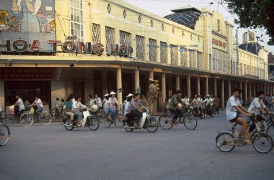 Bách hóa tổng hợp Bờ Hồ những năm 1990.