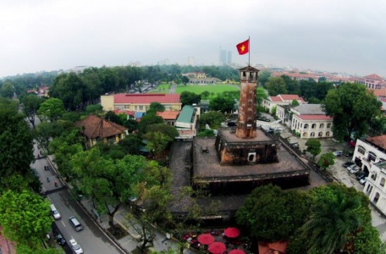 Cột cờ Hà Nội nằm trên đường Điện Biên Phủ (quận Ba Đình). Đây là một trong số ít những công trình kiến trúc thuộc khu vực thành Hà Nội may mắn thoát khỏi sự phá hủy do chính quyền đô hộ Pháp tiến hành trong ba năm 1894 -1897. Toàn bộ cột cờ cao hơn 33m. Tính cả trụ treo cờ thì cao hơn 41m gồm ba tầng đế và một thân cột. Các tầng đế hình chóp vuông cụt, nhỏ dần, chồng lên nhau, xung quanh xây ốp gạch.