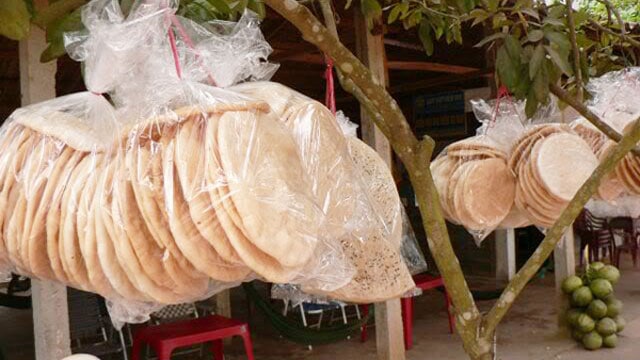 Tổng hợp đặc sản An Giang: Bánh phồng Phú Mỹ - Vietflavour