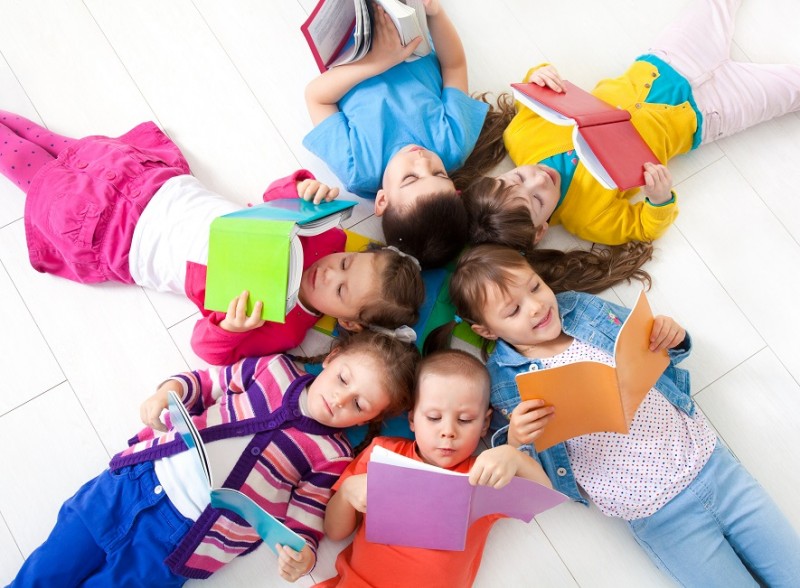 Group-of-Preschoolers-Reading-resize-e1414533753673