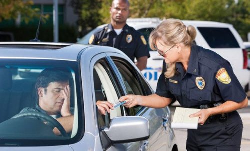 Làm gì khi bạn lái xe bên Mỹ mà bị cảnh sát bắt?