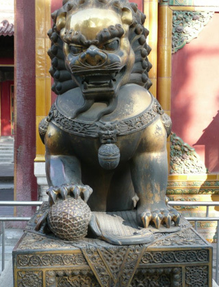 Sư tử đực đặt chân lên hình quả cầu, tượng trưng cho quyền lực.