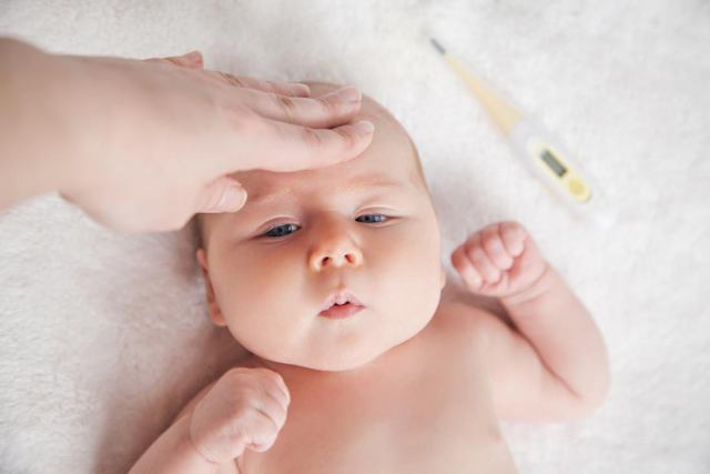 Thấy bé 2 tháng tuổi thở khò khè bố mẹ không nên chủ quan vì có thể là dấu hiệu bệnh nguy hiểm này