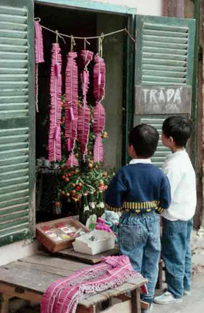 Những đứa trẻ của thập niên 1990 háo hức khi nhìn những bánh pháo hồng rực.