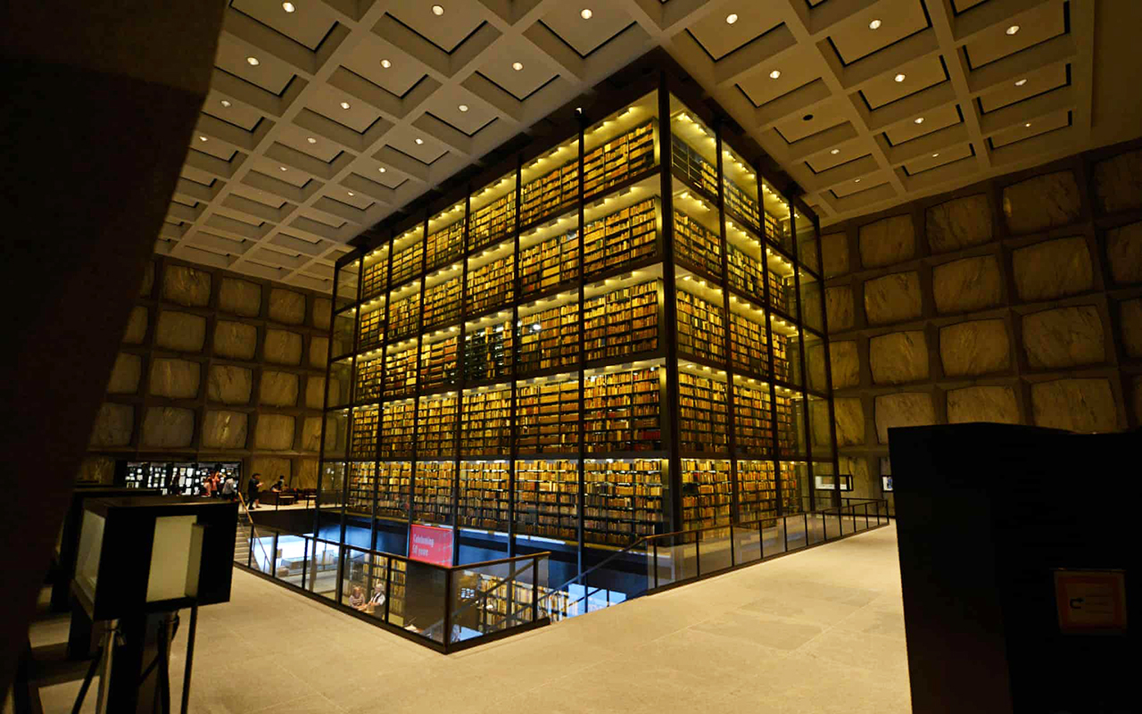 Thư viện sách hiếm Beinecke tại Đại học Yale là một tòa nhà hiện đại, chứa đựng bộ sưu tập sách được xếp ngăn nắp trên các kệ cao chót vót.