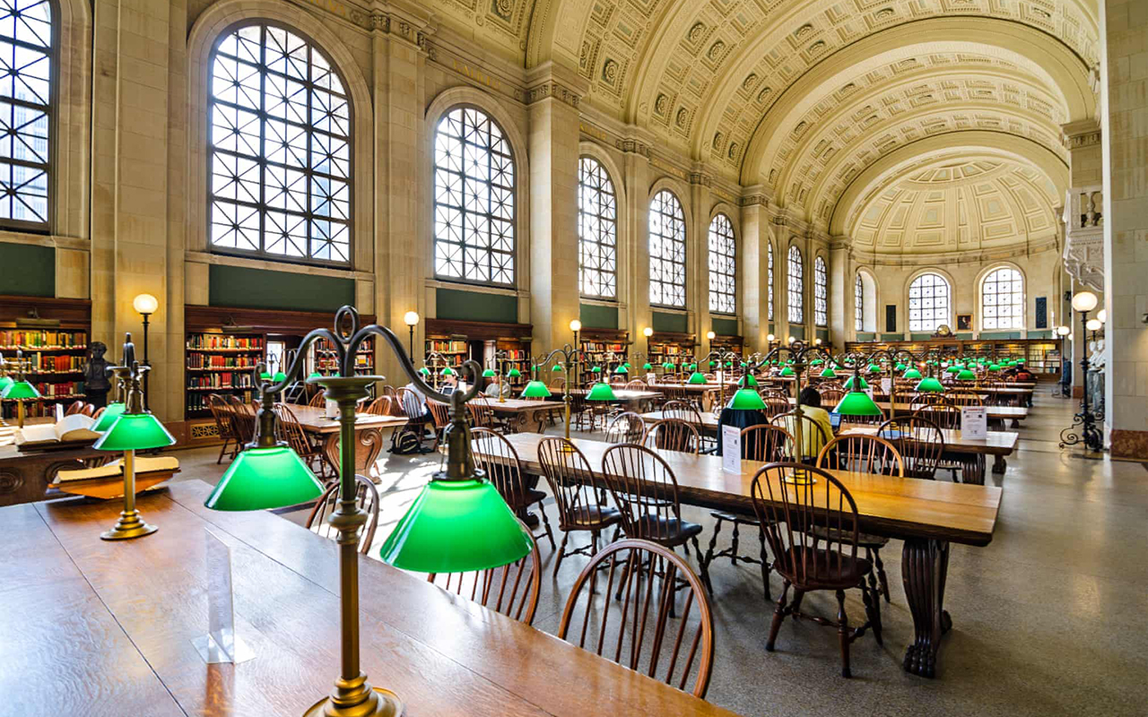 Thư viện công cộng Boston ở Massachusetts mở cửa vào năm 1854.