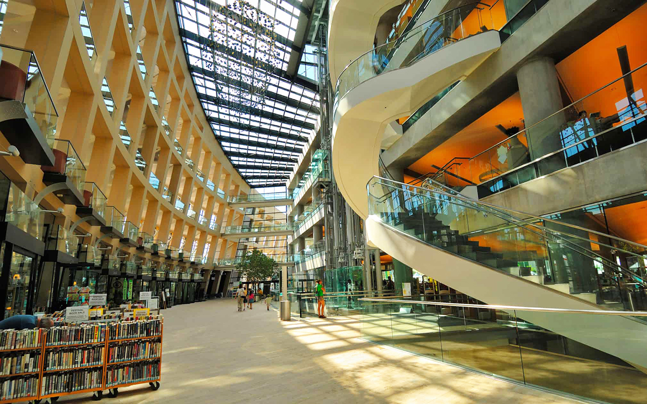 Thư viện công cộng của Thành phố Salt Lake, tiểu bang Utah là một công trình hiện đại, có kiến trúc táo bạo được thiết kế bởi kiến trúc sư Moshe Safdie.