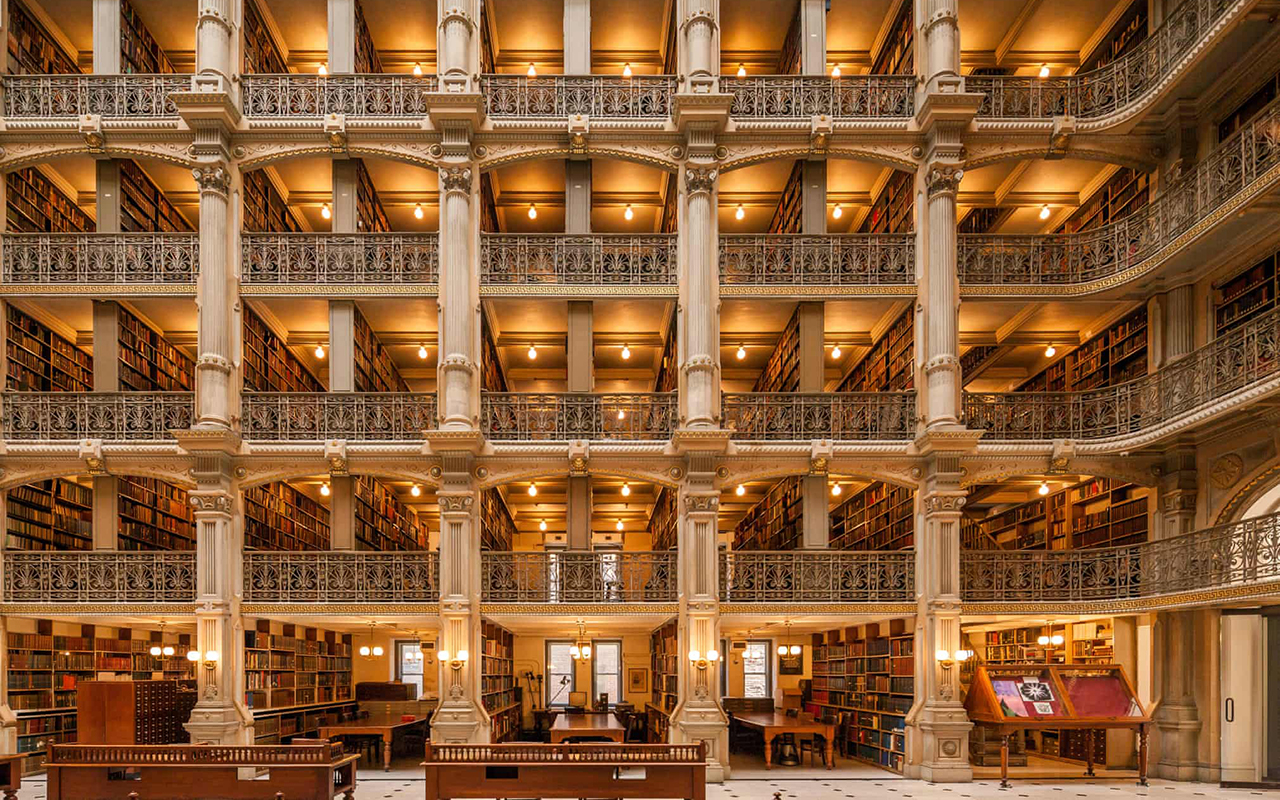Thư viện George Peabody tại Đại học Johns Hopkins ở Baltimore, với một giếng trời cao năm tầng.