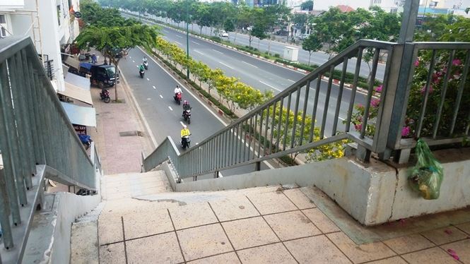 Không chỉ vắng người đi, hàng loạt cầu bộ hành trên đường Phạm Văn Đồng còn trở thành nơi chứa rác khi nhiều loại rác thải án ngữ trên cầu thang, mặt cầu, thậm chí tấp thành đống nhưng không có người dọn.