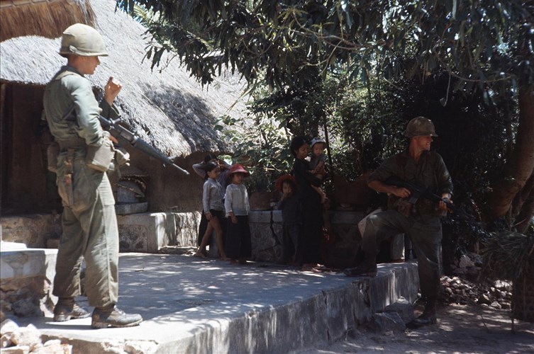  Lính Sư đoàn dù 101 lục soát một ngôi làng ở miền Trung năm 1966. 