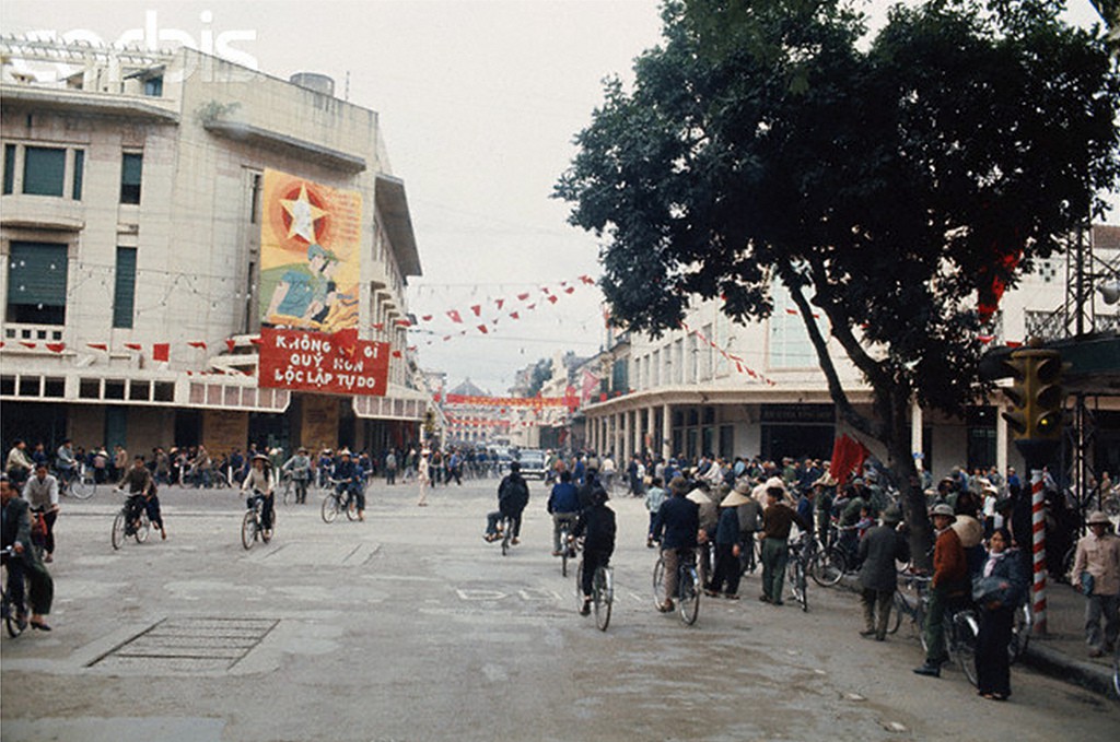 Anh mau dac biet ve cuoc song Ha Noi nam 1973