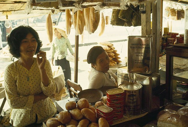 Khung cảnh nhìn từ bên trong một quầy bánh mì ở chợ Cũ, 1965.