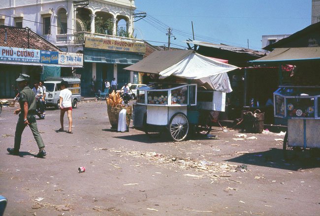 Quầy bánh mì trên đường Bùi Hữu Nghĩa, bên hông chợ Bà Chiểu, 1971-1972.