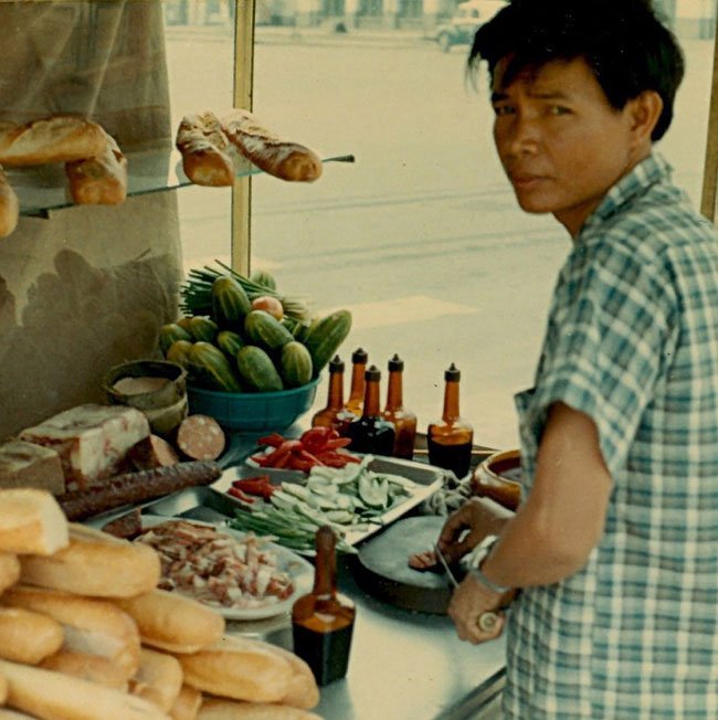 Cận cảnh một quầy bánh mì ở Sài Gòn 1970.
