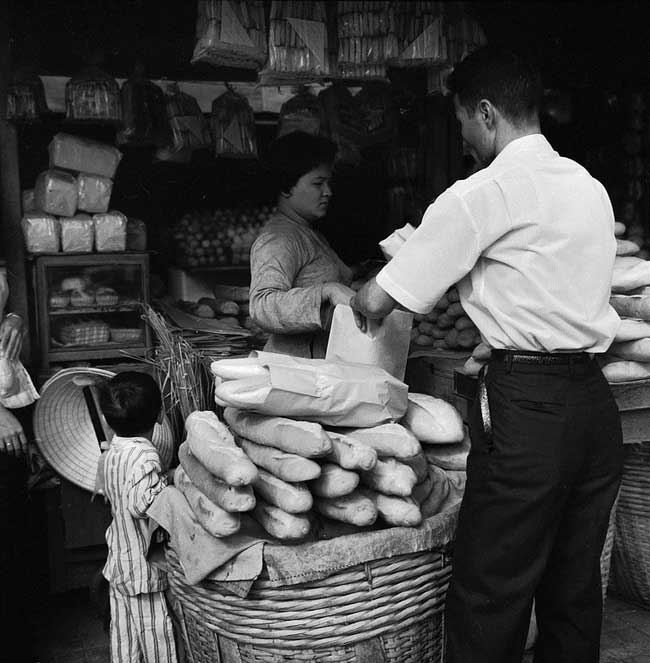 Cửa hàng bánh mì ở khu chợ Cũ Sài Gòn 1962.