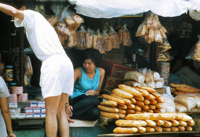 Cô bán bánh mì xinh đẹp có bộ móng vuốt sắc nhọn ở chợ Cũ, 1969 - 1970.