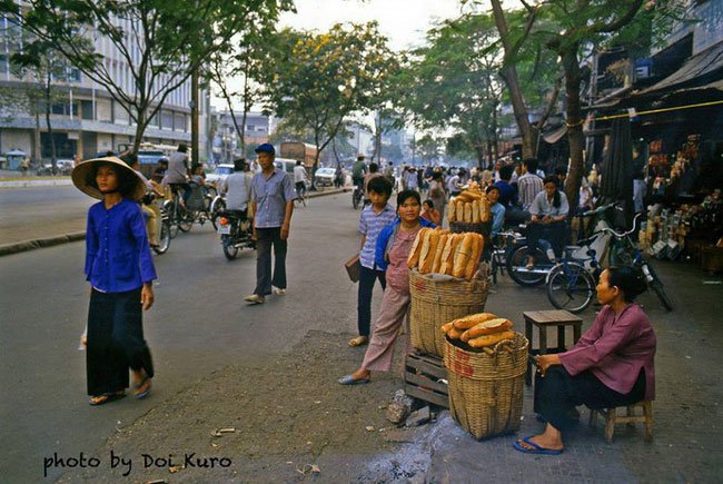 Quầy bánh mì dạo trên đường Hàm Nghi, đối diện Ngân hàng Thương Tín, 1989.