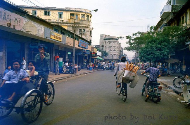 Người bán bánh mì dạo đạp xe trên đường Hồ Tùng Mậu, 1989.