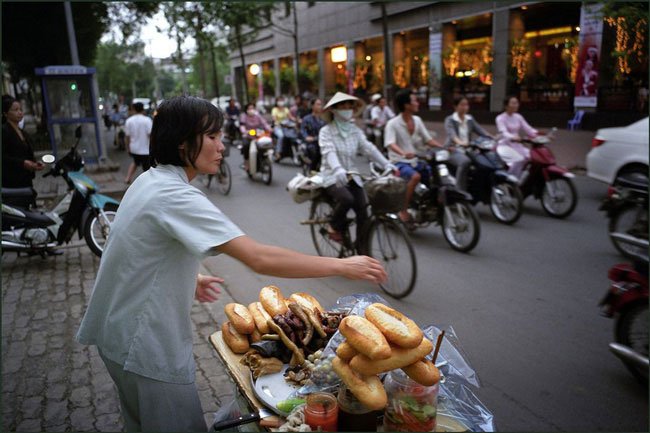 Quầy bánh mì phá lấu trên vỉa hè Sài Gòn 2007.