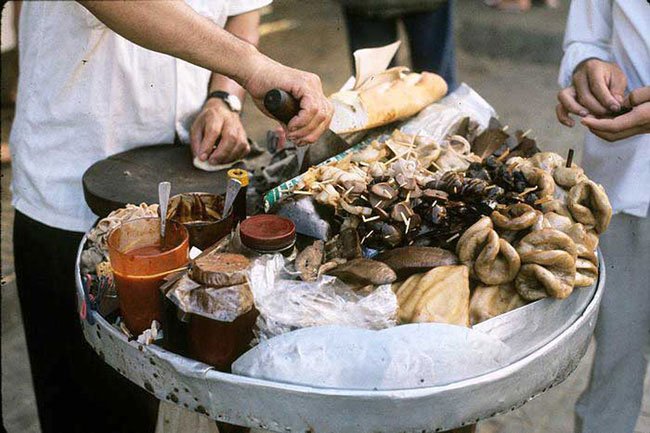 Cận cảnh các "sơn hào hải vị" trên một sạp bánh mì phá lấu ở Sài Gòn trước 1975.