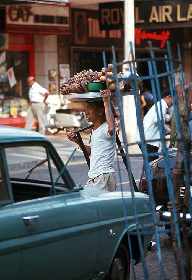 Người bán bánh mì phá lấu dạo trên đường Tự Do (nay là đường Đồng Khởi), 1969.