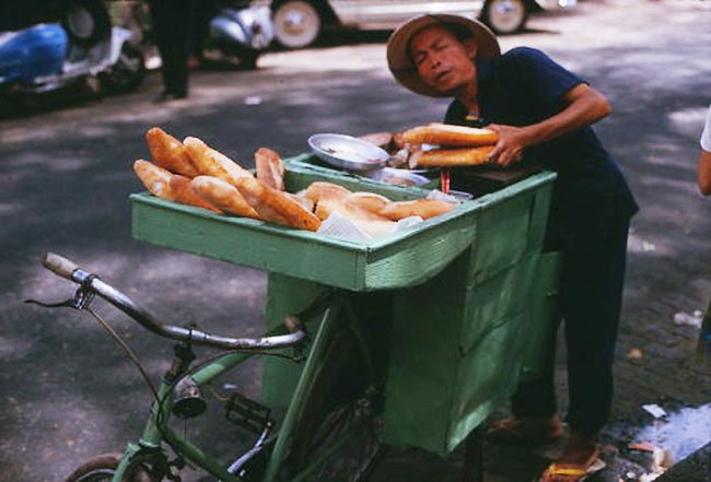 Một bức ảnh khác về ông Lý Toét ở góc đường Phan Thanh Giản (nay là Điện Biên Phủ)