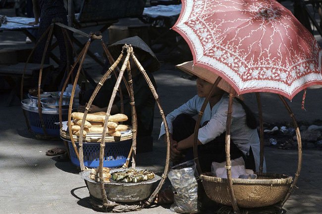 Gánh quà rong bán bánh mì thịt và bánh chuối nướng bọc cơm nếp ở Sài Gòn 1974.