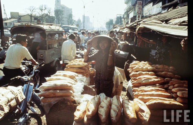 Cửa hàng bánh mì nổi tiếng ở khu chợ Cũ, đại lộ Hàm Nghi, Sài Gòn trước 1975.