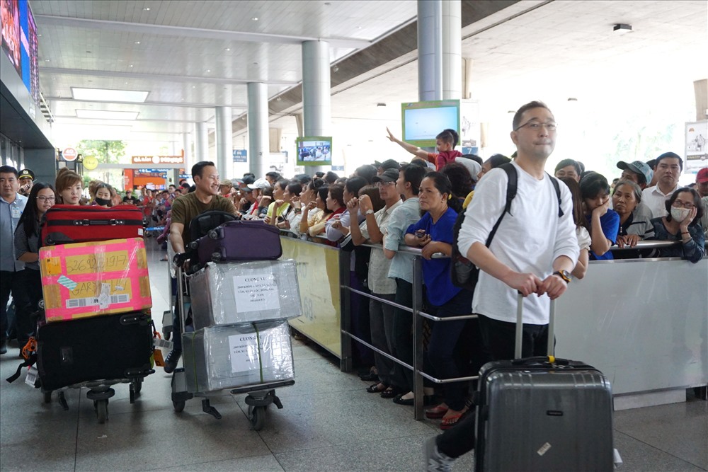 Tắc nghẽn ở sân bay Tân Sơn Nhất vì biển người đón Việt kiều về ...