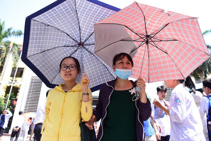 Mùa nóng cũng là mùa thi nên cả phụ huynh và học sinh đều vất vả.