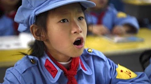 Trường tiểu học Hồng quân tại Quý Châu yêu cầu  học sinh hàng ngày mang đồng phục Hồng quân, tiếp thu giáo dục tuyên truyền tẩy não.