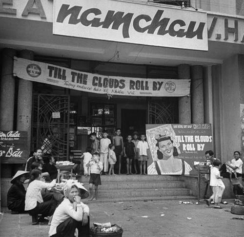Théâtre Nguyễn Văn Hảo trên Avenue Galliéni (Trần Hưng Đạo) đang chiếu phim "Till the Clouds Roll By". 