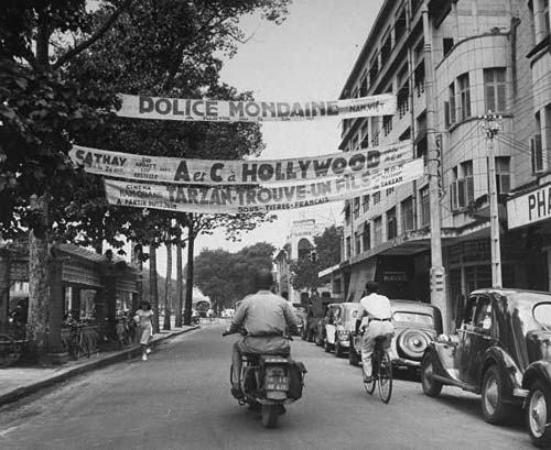 Những biểu ngữ quảng cáo phim truyện với người lái xe mô-tô trên Boulevard Charner. 