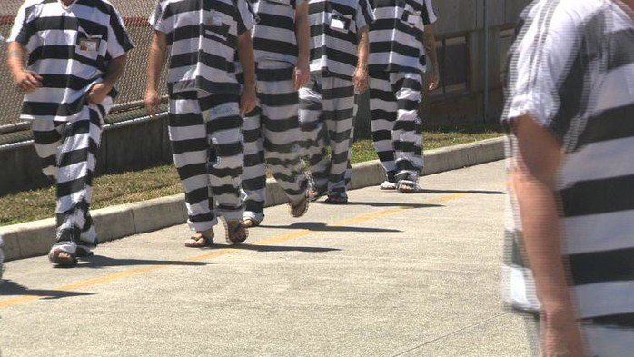 Tại sao quần áo của tù nhân lại kẻ sọc đen trắng
