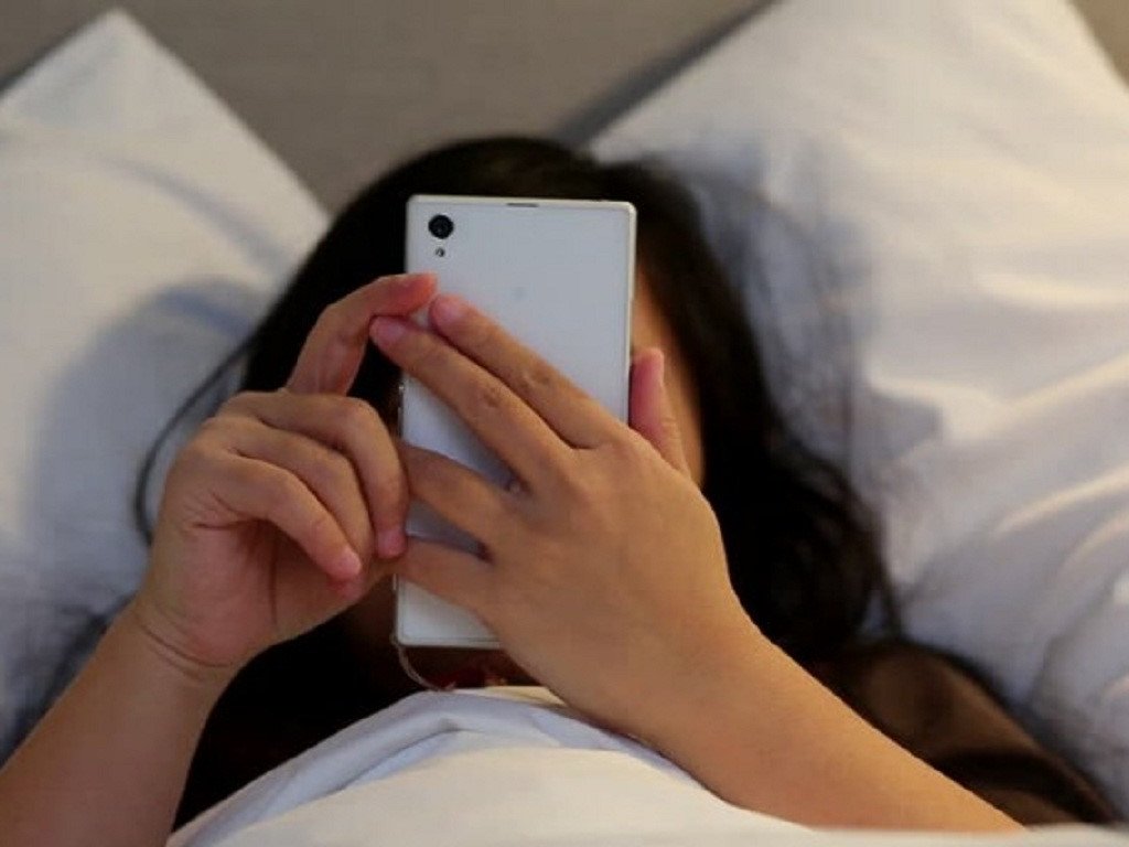   Không nên mang điện thoại lên giường ngủ  
