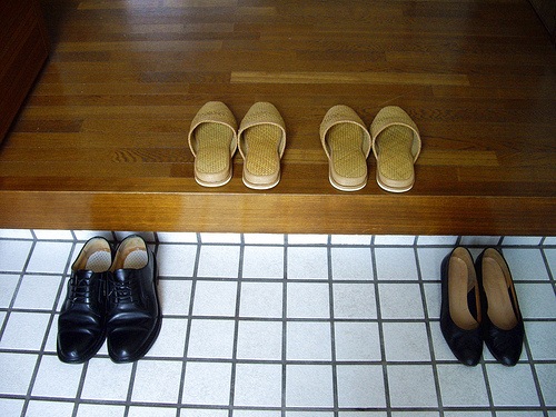 Vì sao người Nhật đi đâu cũng phải… cởi giày?
