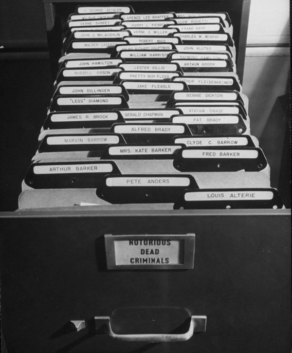 Năm 1942, mỗi tháng, FBI bổ sung khoảng 400.000 tập tài liệu về dấu vân tay của các công dân sống ở Mỹ