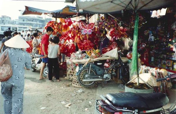 Tết Trung thu đang đến gần, cái khoảnh khắc lũ trẻ được rước những chiếc đèn ông sao đi chới. Xem những chú lân nhảy múa tưng bừng, và được phá cỗ trăng tròn đẹp nhất trong năm