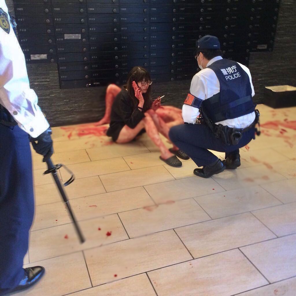 Hiện trường vương vãi máu của nạn nhân sau khi bị bạn gái tấn công.