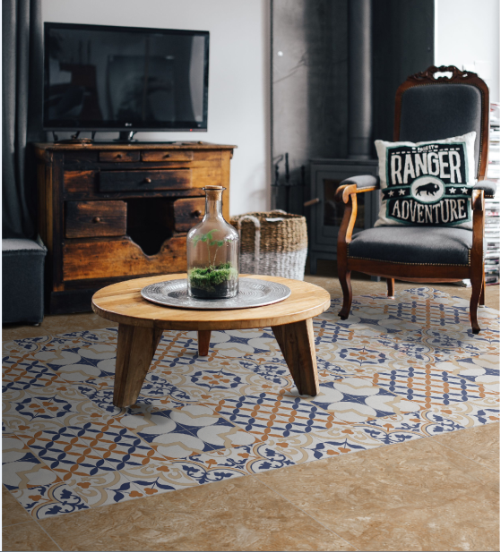 Trong ảnh là một kiểu phối gạch có chủ ý dạng thảm đối xứng. Ngoài ra, gia chủ có thể thêm vào không gian phòng khách một chiếc thảm có họa tiết cổ điển.