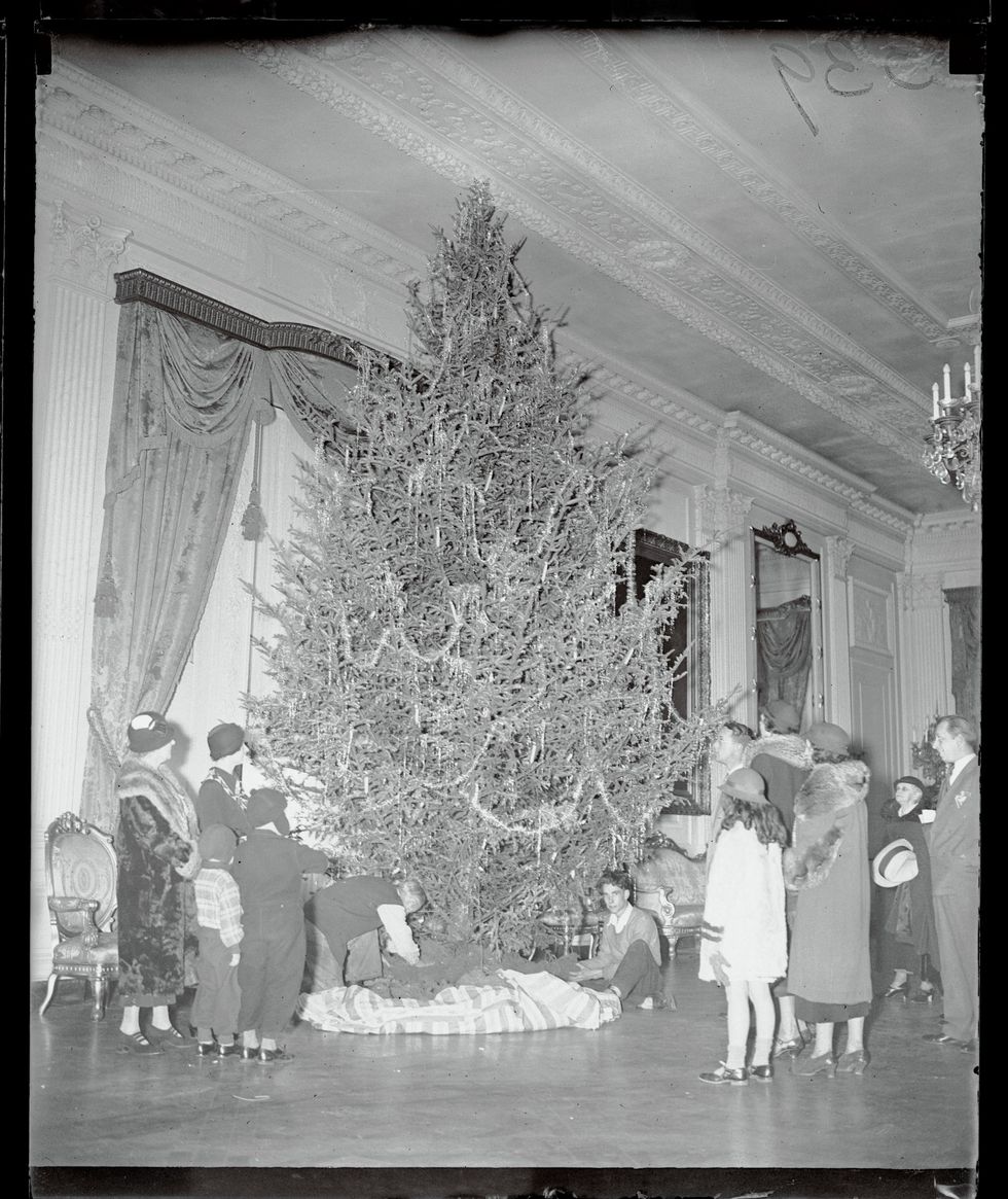 (1934) Cây thông ở sảnh Đông của Nhà Trắng dành cho quan khách, trong khi tổng thống Franklin Delano Roosevelt cũng có thêm một cây thông gia đình ở tầng 2. Ảnh: Getty Images.