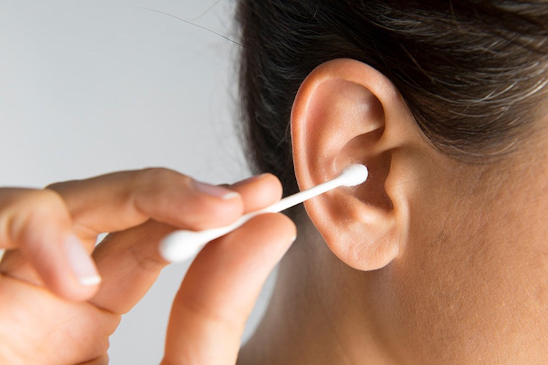 Dùng bông ráy tai sẽ làm mất đi lớp acid tự nhiên của ống tai