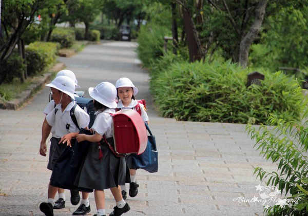 Trẻ em Nhật đến trường học những gì?