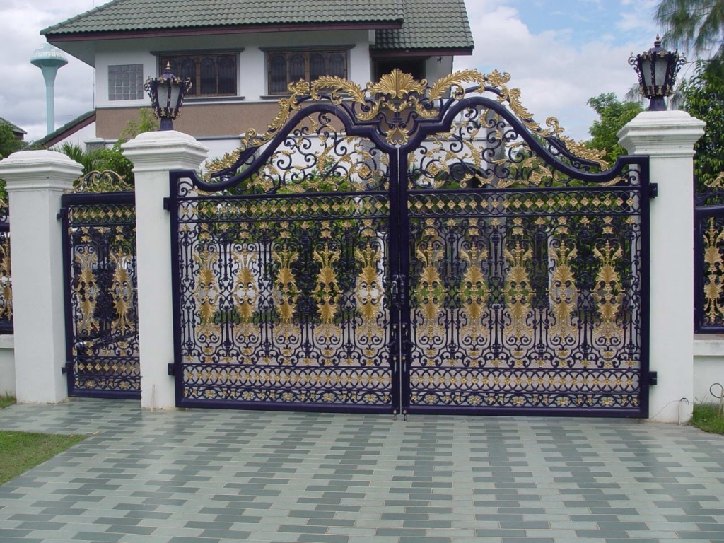 Mẫu cổng nhà biệt thự đẹp và cực công phu với hoa văn cầu kỳ.