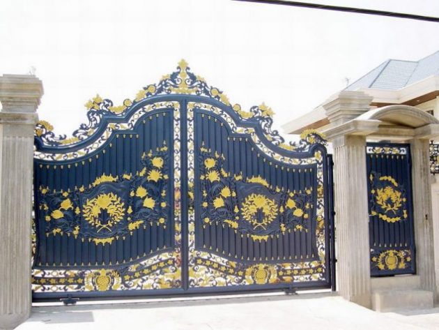 Mẫu cổng nhà biệt thự đẹp nổi bật với những chi tiết hoa văn màu vàng.